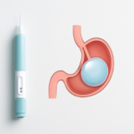 Vergelijking van afvalmedicatie-injectiepen en maagballon op een witte ondergrond