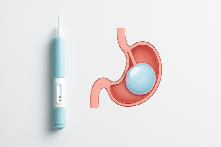 Vergelijking van afvalmedicatie-injectiepen en maagballon op een witte ondergrond